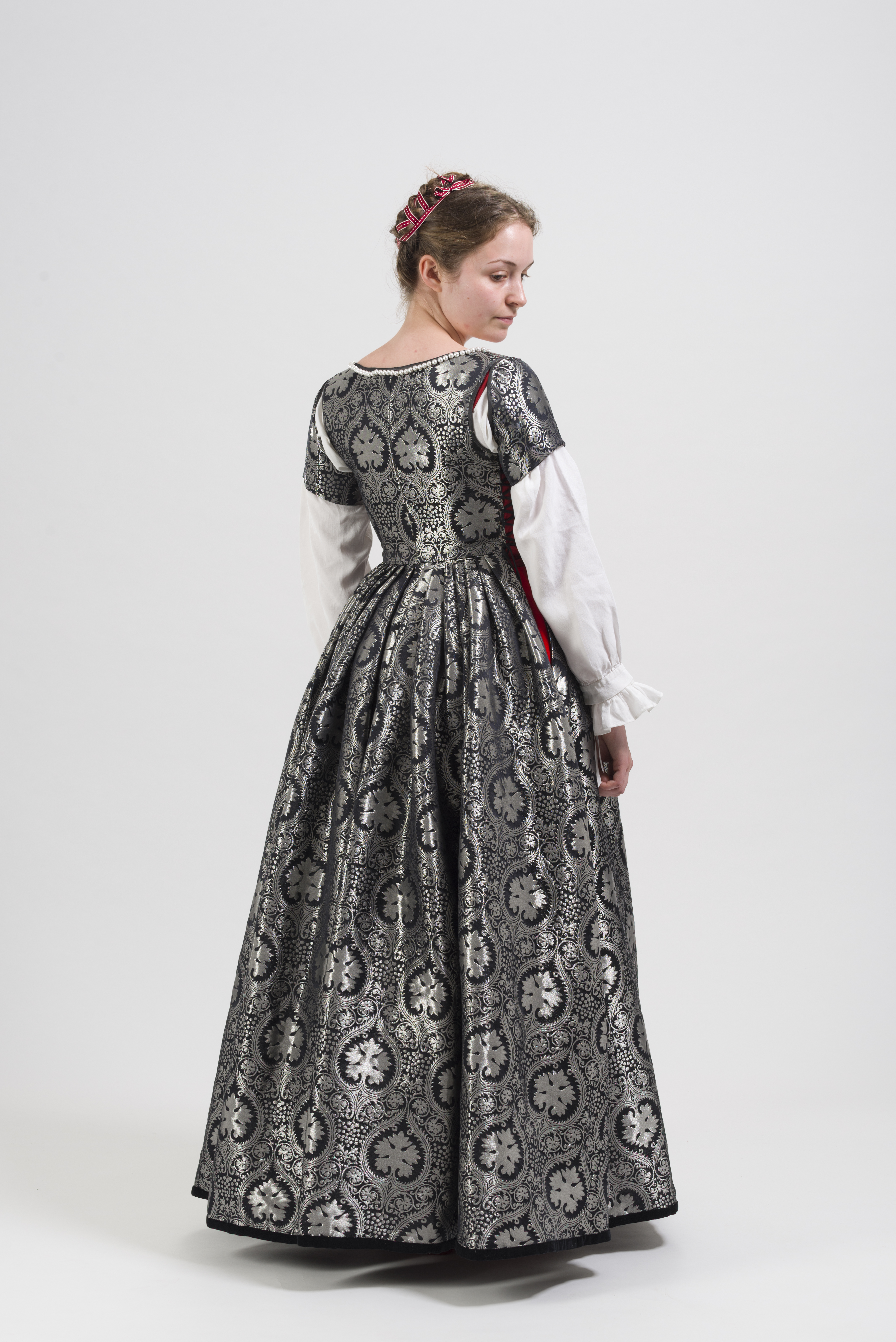 The Tudor Tailor | Reconstructing 16th Century Dress